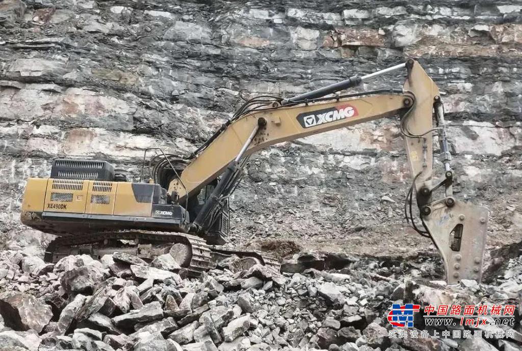 	“徐工挖机‘非爆破+挖装’的矿山开采施工解决方案，无需使用炸药进行爆破，绿色环保，完全符合政府对矿山绿色发展的要求，因此深受宜都砂石矿老板的认可。”从事矿山开采多年的徐工挖机“忠实粉丝”李忠华坦言。