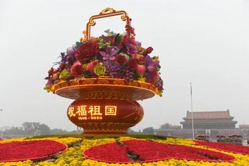 献礼国庆！徐工第十次擎起天安门广场巨形花篮！
