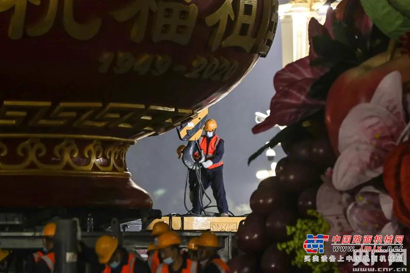 迎国庆18米高天安门广场“大花篮”雨中初亮相