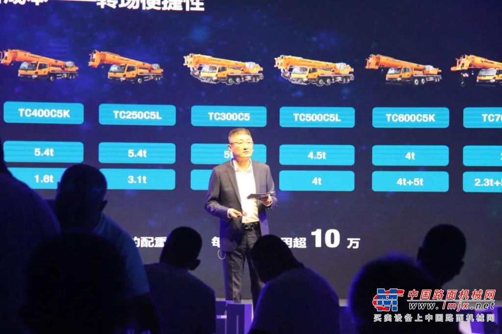龙生九子，来之不易。营销公司副总经理王卓征先生以《造车·追梦》为题，揭秘了安徽柳工是如何秉承一颗赤诚之心去造一台好车，造福一代吊装人。此次推出的9款新品，科技人员历时9个月，走访16个省，面访3150名客户，调研34个高频工况，收集1776项问题和建议，最终设计制造而成。