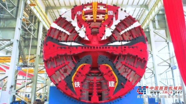 高度超5层楼 中国研制最大直径盾构机“京华号”长沙下线