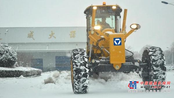 除雪利器！徐工平地机陪你看初雪