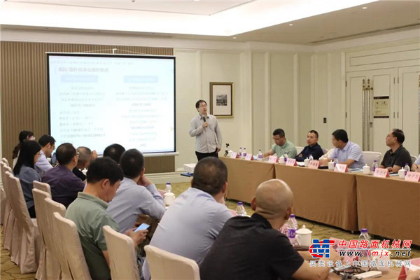 	会议审查并通过了机械行业标准《建筑施工机械与设备 液压截桩机》和《建筑施工机械与设备 筒式柴油打桩锤》。由泰信机械主编的行业标准《建筑施工机械与设备 液压截桩机》是我国首次编制的截桩设备标准，将为我国截桩、破桩行业提供新的统一产品规范，推动我国以人工为主的截桩工艺向机械化施工发展，使我国桩基础施工领域的专用设备向细分化发展更进了一步。
