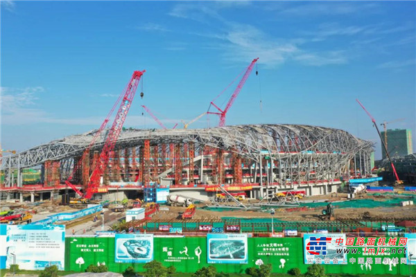 “一场两馆”设计特色鲜明，建筑结构采用钢结构空间曲面设计，寓意“飞舞的浪花”，充分展现了汕头的海洋文化特色。亚青会主场馆钢结构采用倒三角桁架＋拱桁架组合的形式，其中，拱桁架最大跨度118米，重达800吨。钢结构桁架和拱桁架的吊装，是本项目施工的重难点之一。