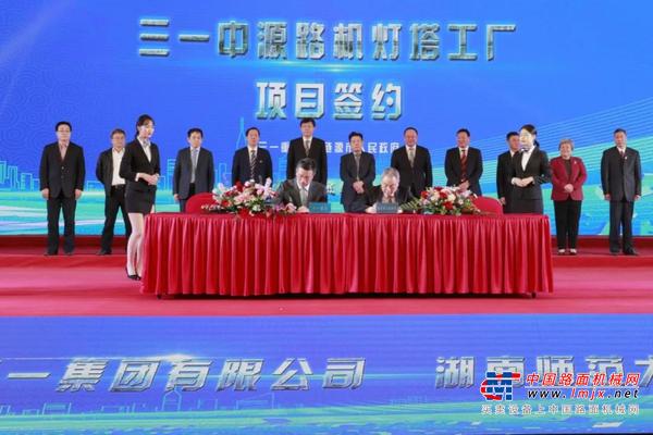 投资建厂，兴办教育。三一集团五大项目落户家乡娄底