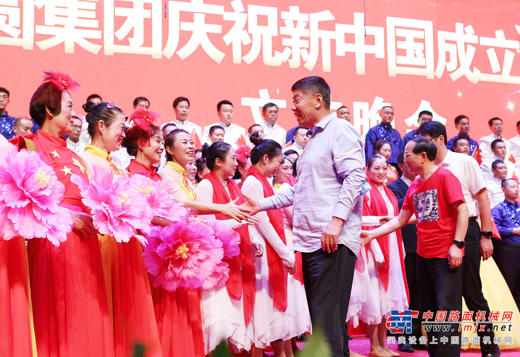晚会特邀海阳华翎舞蹈学校、凤舞舞蹈队、海阳市老年体协、海阳博爱旗袍协会等单位与方圆集团部分单位联袂演出。