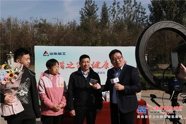 	02	表彰“最美家庭” 弘扬传统美德	“家是最小国，国是千万家。”家庭团结和睦不仅是国家和谐稳定的基石，也是企业健康发展的重要基础。今年职工家庭日前夕，公司开展了山东临工“最美家庭”评选，18个临工职工家庭光荣当选。他们是临工职工积极遵守社会公德、职业道德、家庭美德、个人品德，认真践行社会主义核心价值观和临工企业文化核心理念的模范代表。