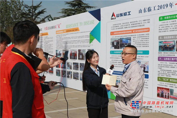 	开幕式上，举行了2020山东临工“最美家庭”颁奖仪式，副总经理马兴庆宣读了表彰决定。在热烈的掌声中，董事长王志中，党委书记、总经理文德刚分别为“最美家庭”代表颁发奖杯和纪念品，朝气蓬勃的临工职工子女为他们献上鲜花。营销公司西南战区区域经理鲁田华的爱人张慧作为获奖家庭代表作了发言。