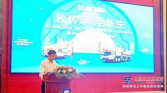 来自梅州市的张总是徐工起重机的忠实粉丝，在听完新品讲解后，他激动说到：“我手里边有很多台徐工的起重机，对我而言，选择徐工的原因很简单，就是品质好，耐用，最近我们公司正在考虑入手50吨级，QY50KC的推出简直是为我量身打造的。”