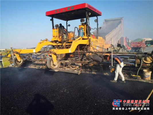 江西奉新县PPP项目采用中大抗离析摊铺机进行沥青碎石摊铺