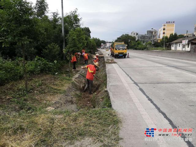 中秋国庆“双节”，养路工人这样过……