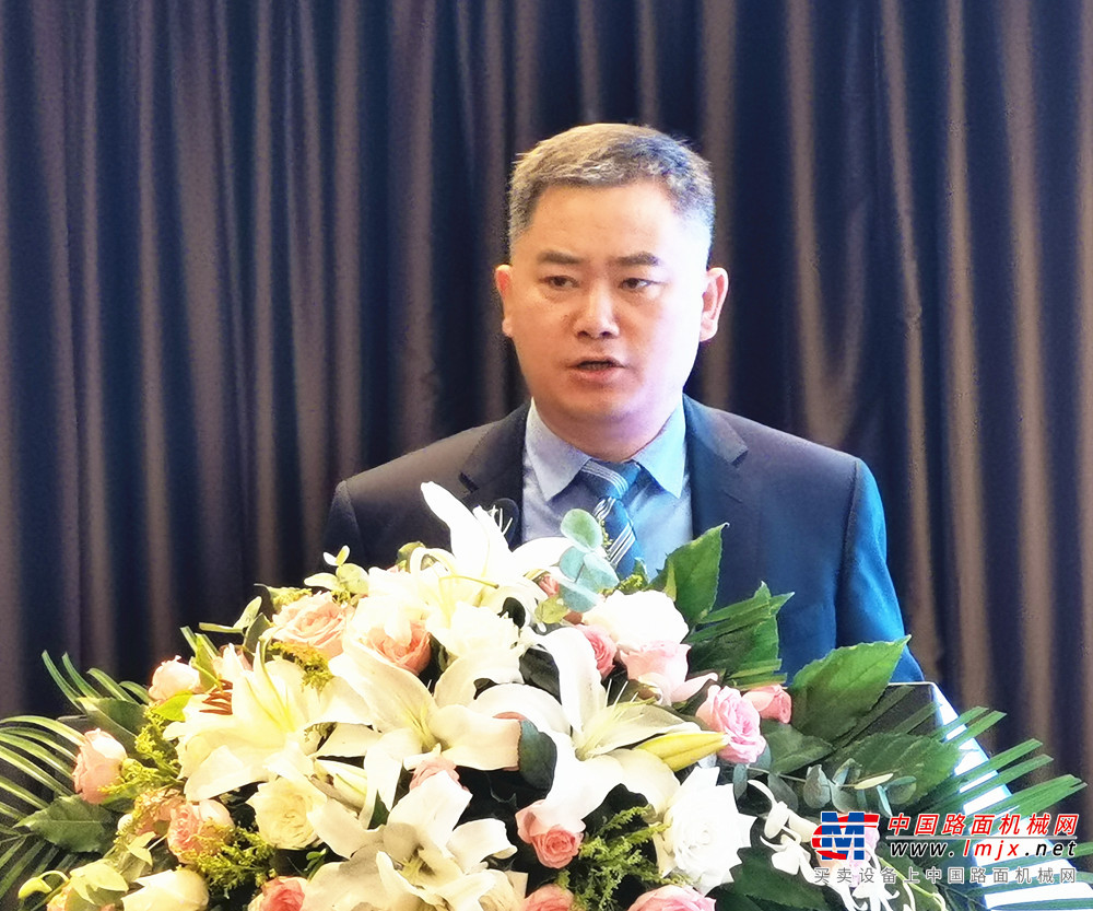	中国质量协会副会长兼秘书长段永刚作《卓越之路，与标杆同行》主题发言，他表示，今年是中国质量协会开展全国质量奖评选、推进卓越绩效模式的第二十一个年头。近年来，全国质量奖评审一直坚持“高标准、少而精、树标杆”的原则，以“专业化、国际化”为发展方向，不断推进卓越绩效模式在更多行业、更大范围、更深层次的推广。同时，作为全球卓越绩效联盟（GEM）的第11个成员，我们不断与美国波多里奇国家质量奖和欧洲EFQM全球卓越奖等先进的国际质量奖项和质量组织建立合作同盟，开展对标学习。