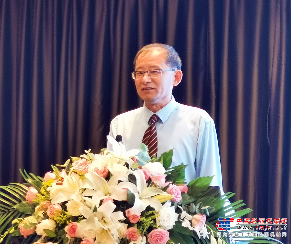 	山东临工是中国质量协会的理事单位，公司自2016年获得全国质量奖以来，持续推进卓越绩效模式，2019年获得七星级的EFQM全球卓越奖（以人为本的突出成就），率先为中国制造赢得世界荣誉。公司高层领导确立了以“可靠”为核心元素的“临工之道”企业文化，并得到有效的贯彻实施；制定专注“3+1”产品线，实现四化的总体战略和战略目标，通过技术创新使得公司产品在节能、可靠、舒适、智能等方面有明显优势；通过“一全二创三结合”创新管理模式和临工精益生产模式以及自动化、数字化、网络化、智能化建设，推动持续改进，鼓励全员创新，显著提高了生产效率和质量，缩短了交期并降低了成本，公司销售收入持续稳步上升，营业利润率持续位于同行业前列，装载机市场占有率处于行业龙头地位，挖掘机市场占有率跃升行业前茅。