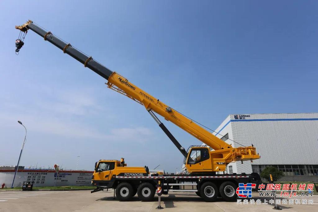 	TC700C5L是柳工匠心力作的70吨级明星产品，性能强悍，70吨常见工况下拥有充足安全余量。其配置五节大截面“U型”超强主臂，全伸49m，最大臂长66.5m，新型单板臂头及紧凑臂尾结构，提高各节臂搭接量，吊臂承载能力更强，最大起重力矩2945Kn.M。同时，7.8mx6.275m超大支腿跨距，2.7t固定配重+17.3t活动配重，保证作业平稳性。