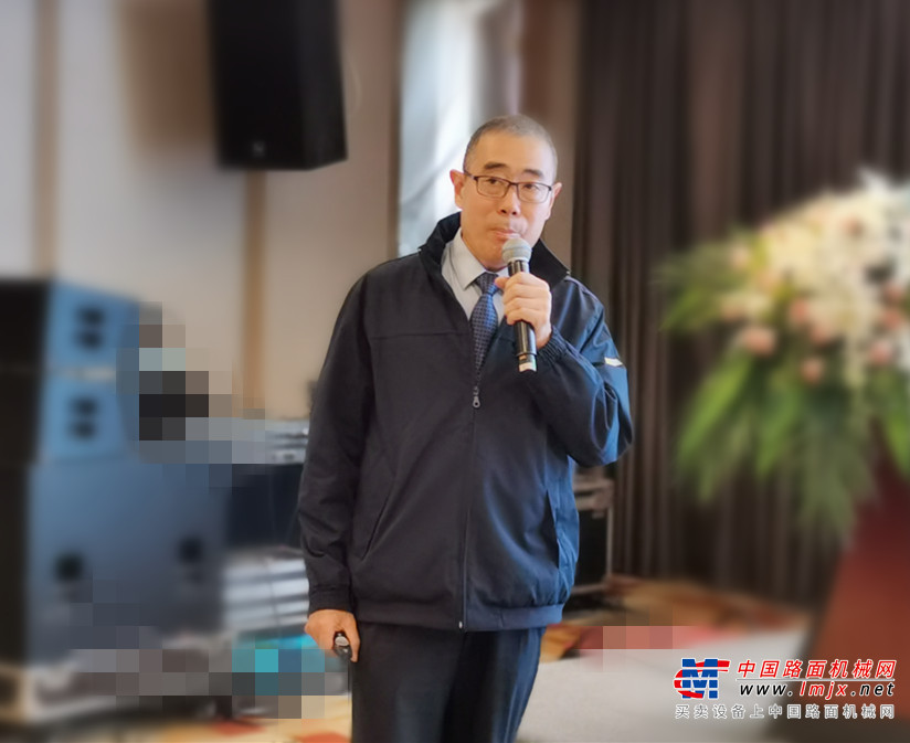 	中国质量协会副会长兼秘书长段永刚、中国质量协会工会主席曹华、中国质量协会特聘高级卓越绩效专家龚晓明、中国质量协会培训咨询中心总经理黄少兵、新疆金风科技股份有限公司副总裁周云志、山东航空股份有限公司总经理苗留斌、中国北方稀土（集团）高科技股份有限公司总经理李金玲、中国水利水电建设工程咨询西北有限公司党委书记邵岗、中国交建供应链管理部总经理助理黄毅、日照丰泰物流有限公司总经理闫丰斌以及来自深圳华为、大亚湾核电、招金集团、北新建材、包头铝业、红豆集团、京博石化、富海集团等20余家的企业代表，山东临工工程机械有限公司总经理文徳刚、副总经理马兴庆等领导，新华网、环球时报、中国新闻社、中国工业报、路面机械网等11家媒体出席本次活动。