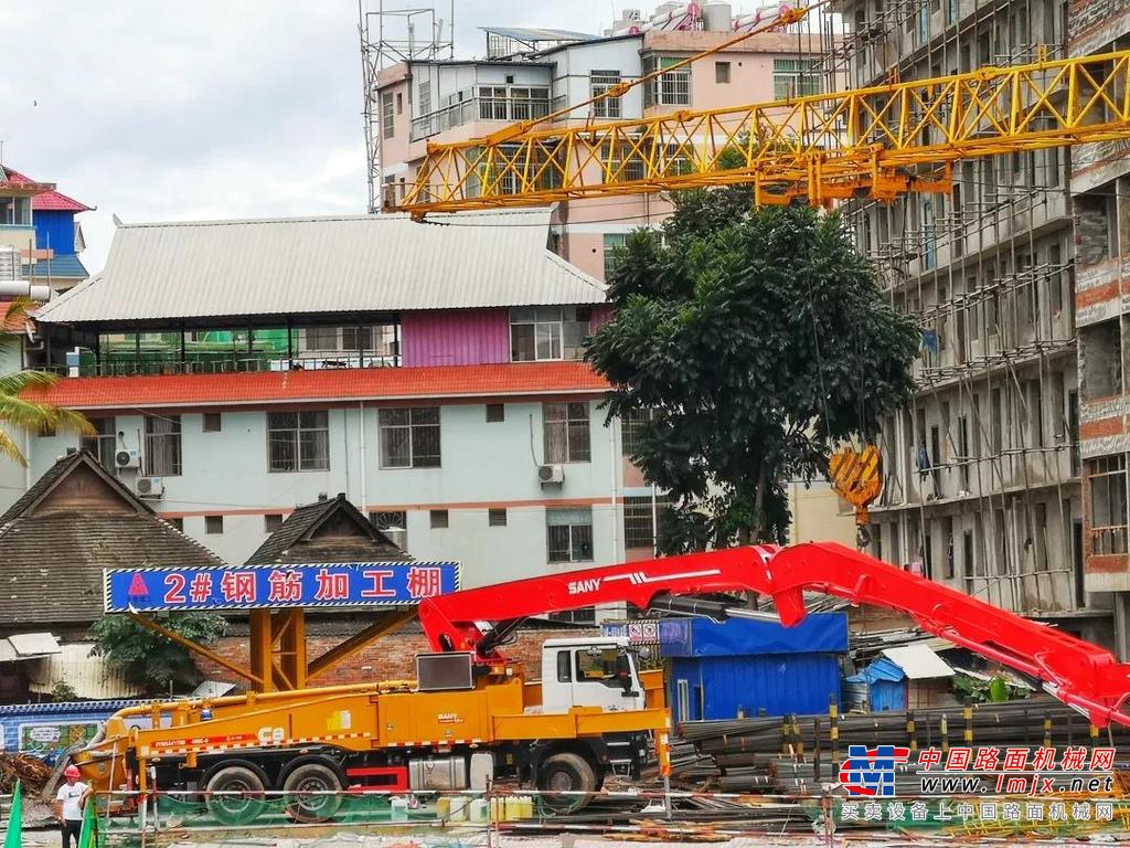 孔雀在傣族人民心中是吉祥、幸福、美麗、善良的象征。孔雀大樓以孔雀為創作理念，由三棟高層建筑組合而成，最高層為199.99米，刷新了西雙版納新高度。