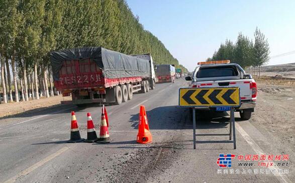 烏蘇公路分局：交通聲光報警錐桶助力公路養護安全