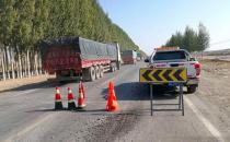 乌苏公路分局：交通声光报警锥桶助力公路养护安全
