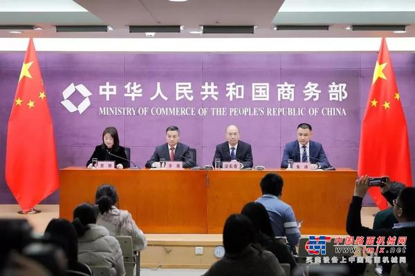 公路医生：改变旧思路、助力新基建 ——6台“修路王”落户江宁开发区