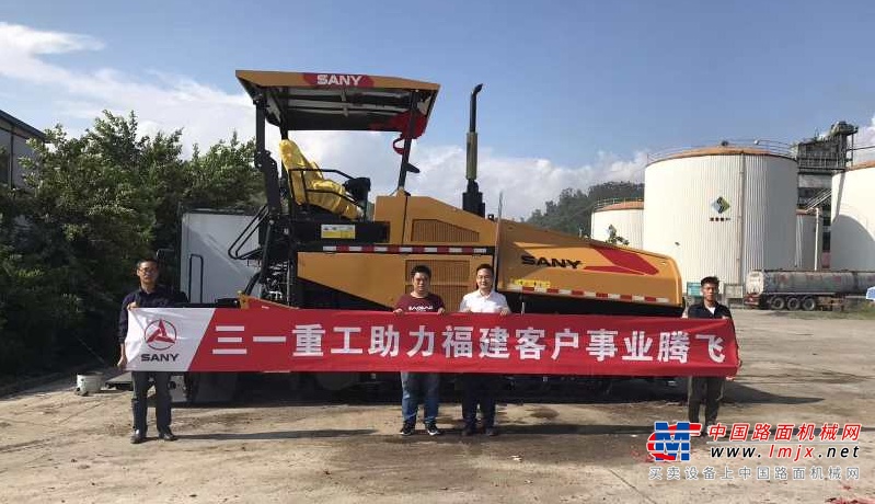 	在经过铣刨后的路面，出场的是2台三一SSP90C-8摊铺机、2台三一STR130C-8双钢轮压路机和2台三一STR30C-8小钢轮压路机，进行摊铺压实施工。