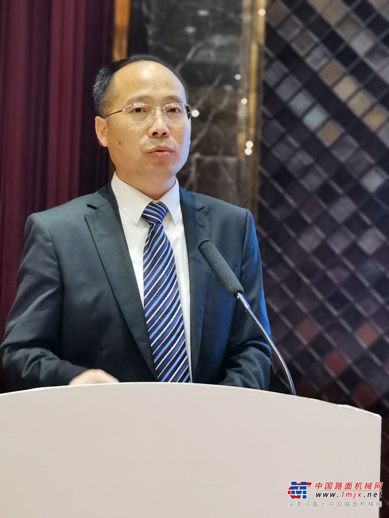 	效率炸裂！首创营运高速无人摊压机群联合施工 