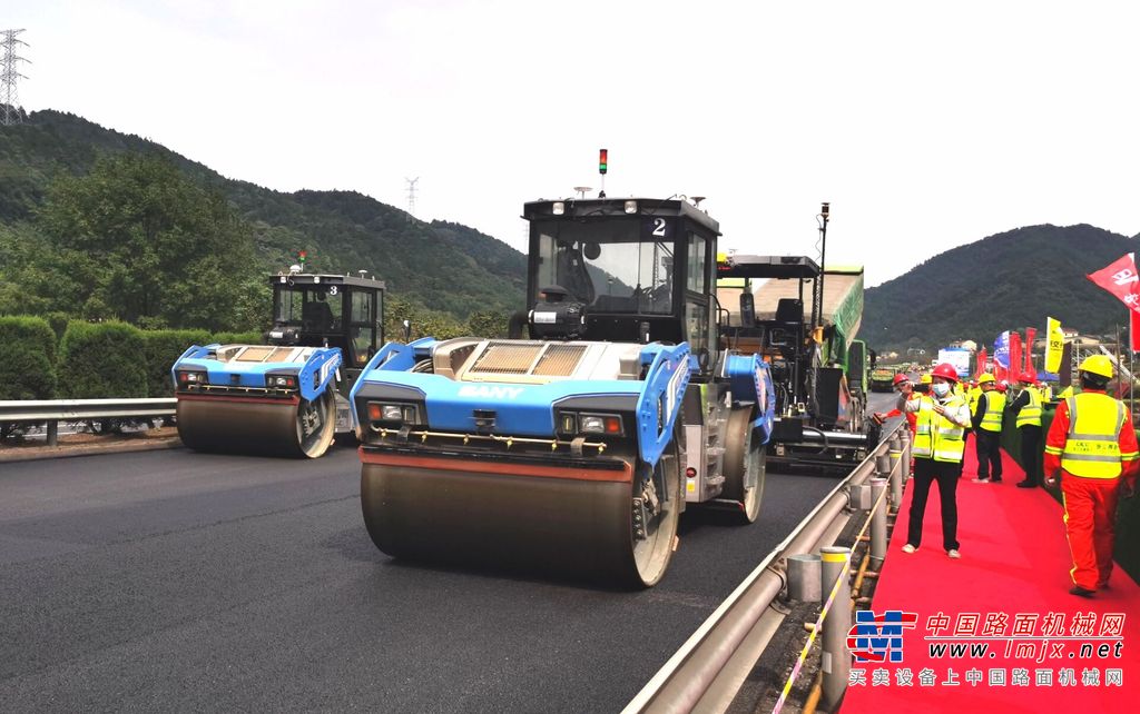 	国潮来袭！三一路机重拳出击，与时代同行！全球首创的营运高速公路无人智能化集群施工，为汹涌国潮增添了鲜亮的时代名片。此刻，他们用高新产品传达自己的态度，用精良品质征服这个时代！