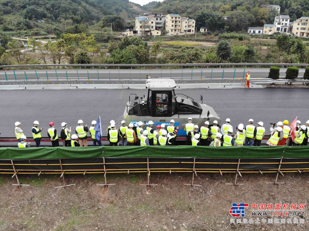 正在施工的三一压路机驾驶室空无一人