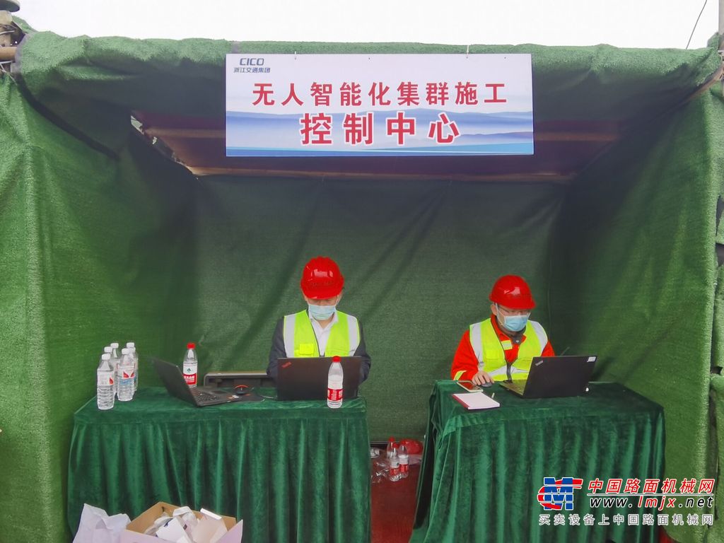 三一路机无人智能化集群施工闪耀黄衢南高速