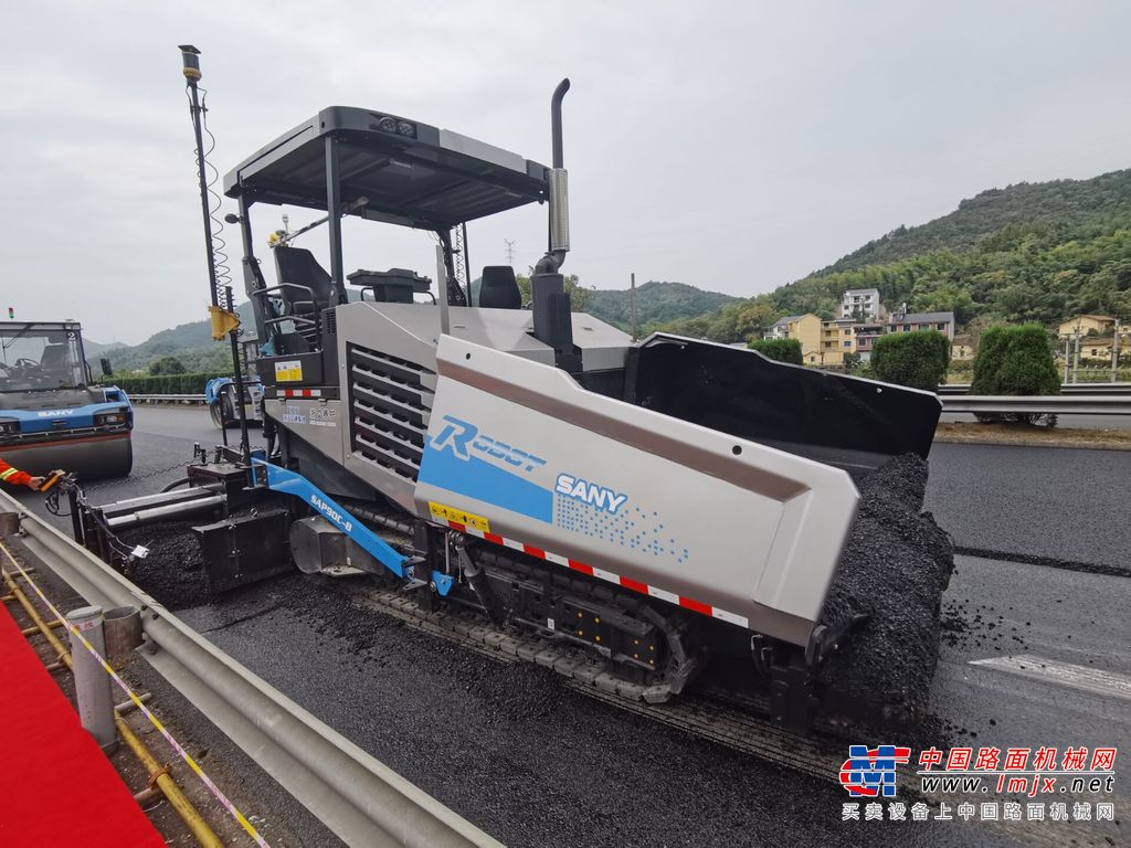 三一无人驾驶摊铺机、压路机施工效果完美