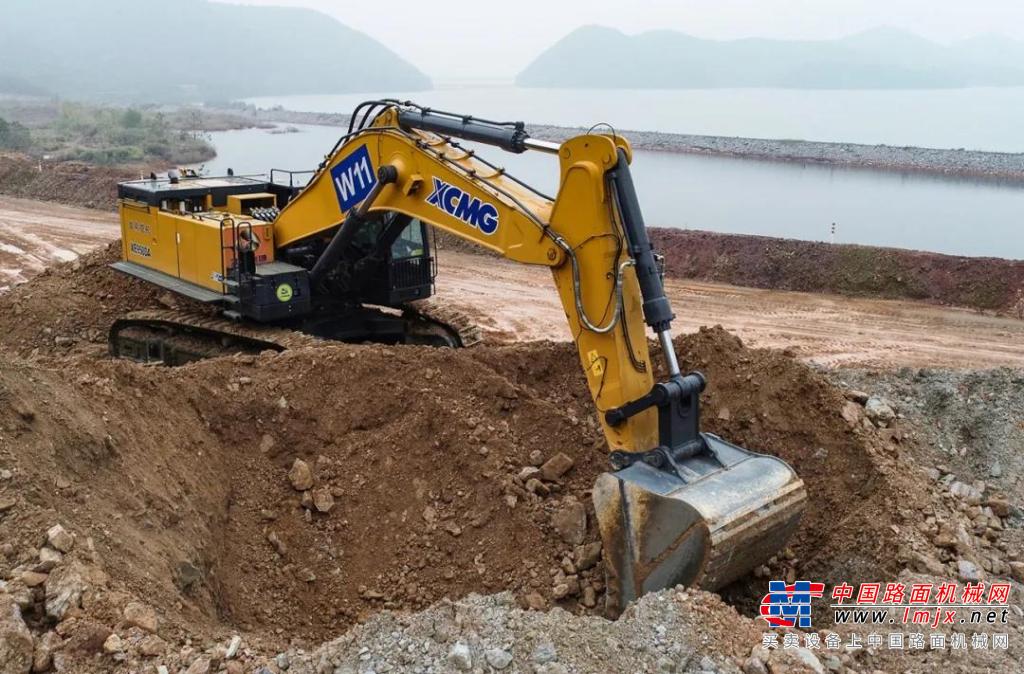 中國首台！徐工無人駕駛液壓挖掘機交付礦區