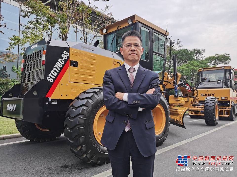 自10月25日开始，本次“金秋盛惠 乐享豪礼”三一压路机、平地机线上欢乐购活动将持续一个月！在此期间，广大客户朋友可以通过三一重工创富先锋平台进行线上订购，交付2000元定金，即可享受最高2万元产品优惠，更能参与11月26日宝马展终极大奖————价值16.8万元的三一3吨双钢双振压路机抽奖活动，更有海南双人游、三一云油加油卡、华为平板电脑相送。