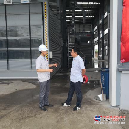 	目前，沥青搅拌设备安调服务模式多为‘卖方指导买方安装调试设备’。两年前，西筑响应华东区域客户特殊要求，打破行业服务壁垒，率先提出了‘交钥匙’项目服务模式。即从用户选定西筑沥青搅拌设备开始，为用户进行产品结构定制、场地布局设计、设备安装调试、组织整机验收、交付用户使用的全过程服务工作。用户称“交钥匙“项目服务为‘无忧’服务模式。目前该服务已成行业内‘服务品质高、专业化程度强’的一种创新服务模式，逐渐被行业广泛接受和追捧。