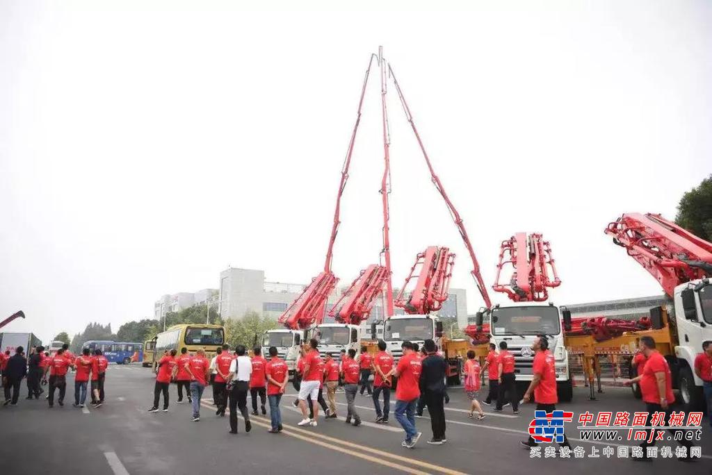 	大会颁奖词：三一重工泵送事业部首届金牌服务节以“感恩、价值、陪伴及数字化”作为主旨和品牌诉求，同时评选出功勋客户、功勋设备、感动之星，内外联动，充分体现出三一对客户、服务工程师的感恩与关怀，展示了三一产品耐用、保值和超值回报的特点。