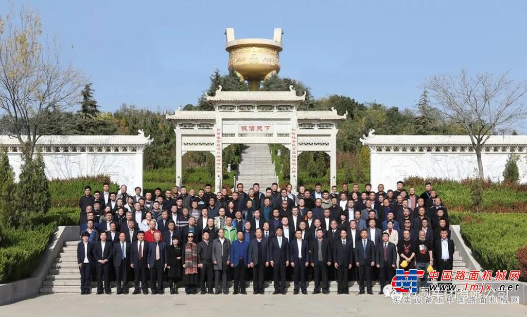 展示会上，广大来宾仔细观摩每台产品样机，与技术人员展开探讨交流，详细了解产品性能特征，并现场体验和感受产品的模拟施工状况。体验感十足，成为本次展会的最大特点。在方圆集团新产业产品展区，集中展示了方圆集团多元化经营成果，涉及植物油、葡萄酒、精制面粉等产品，这些产品为促进人们的健康生活输入新理念，带给来宾别样的感观体验。