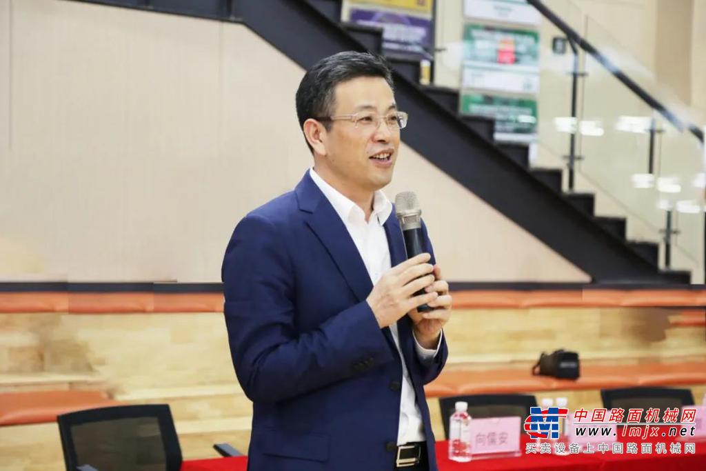 	首先进行的是泵送研发和泵送联队的季军争夺战，由于加强了防守，两队手感一般，比赛进行到第四节泵送联队突然发力，比赛结束还剩50s时，双方战成39平。