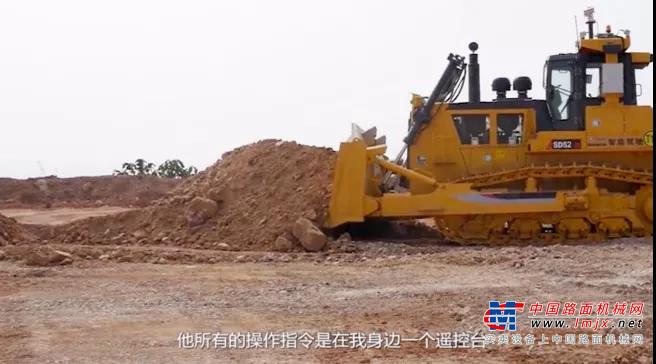 	▌随着第四次工业革命大幕的徐徐拉开，以智能化为灵魂、以互联为核心特征的“工业4.0”，正在全球掀起一场制造革命与产业升级的巨变。作为中国工程机械行业国家大型一类骨干企业，山推积极拥抱挑战，围绕“数控”和“智能”，突出“智慧”概念，将数字技术融入到新产品导入、研发与制造环节，加快产品智能化进程。