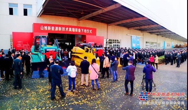 	本次下线的DH17 C2U推土机，是一款适用于往复枯燥、恶劣危险工况的无人驾驶自动施工的推土机，具有作业路径网络平台自动推演、多工况施工工法选择匹配、支持施工数据导入作业、环境自动感知及自动避障等功能优势，同时能够自动监测施工状态。