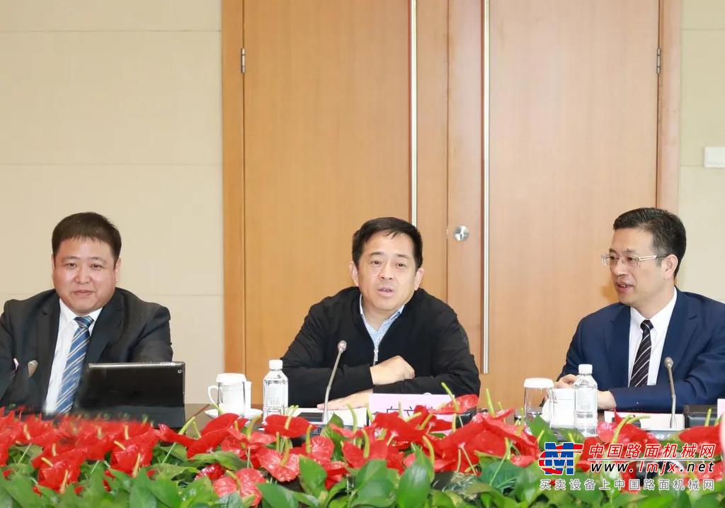共建世界级应急力量	签约仪式前，钱祖桥部长一行参观了三一企业展厅和灯塔工厂18号厂房。在实时滚动着三一50多万台工程机械C端互联数据和设备互联数据的大屏前，钱祖桥部长倍感振奋，他表示，此行更加坚定了与三一合作的决心和信心。