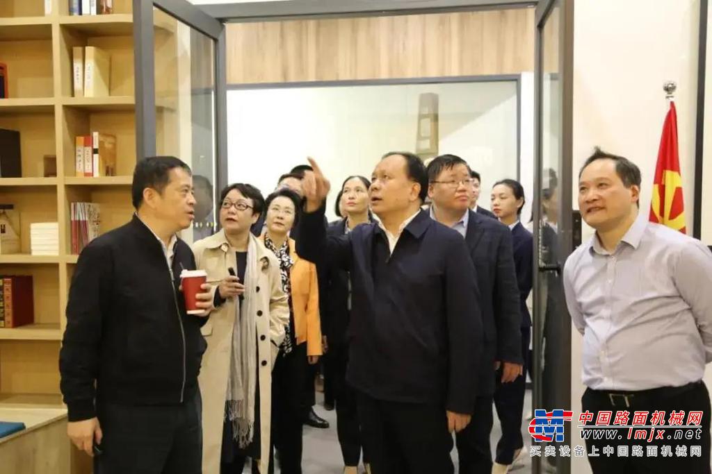 ▲周農參觀三一企業展廳。