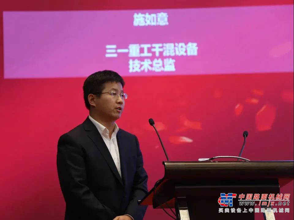 三一泵送事业部董事长向儒安先生获得“领军人物”奖项；泵送事业部砂浆设备营销总经理段鹏先生获得“杰出贡献个人”奖项。