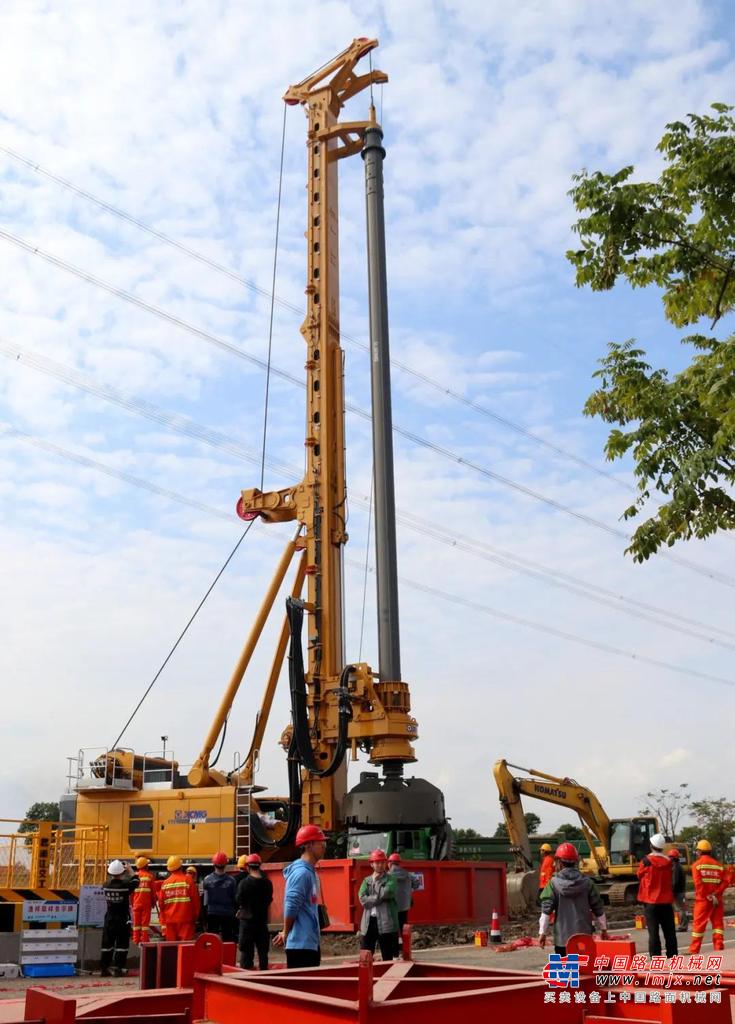 徐工XR450E旋挖钻机是针对铁路、公路、高层建筑等重大工程项目的大直径、深桩、硬地层基础施工工况而开发的超大型设备。目前在各个重大项目中表现亮眼。