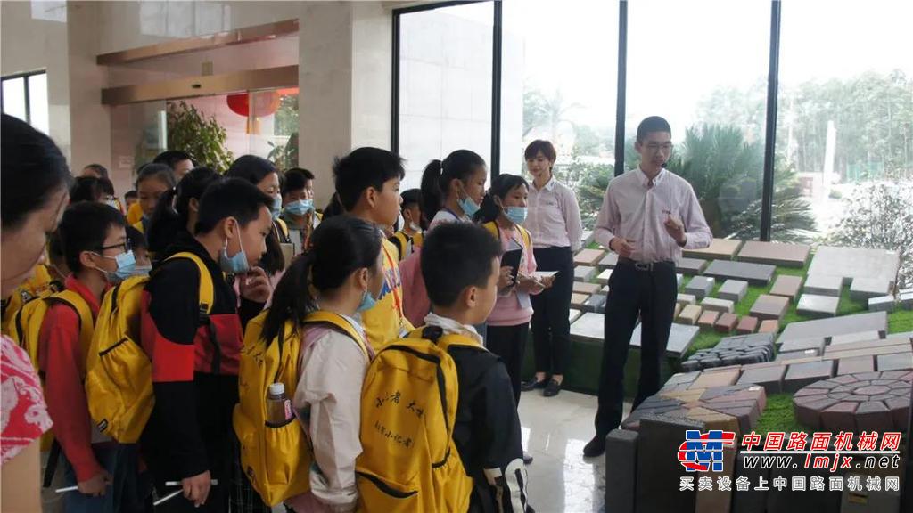 丰州中心小学小记者再次走进泉工股份