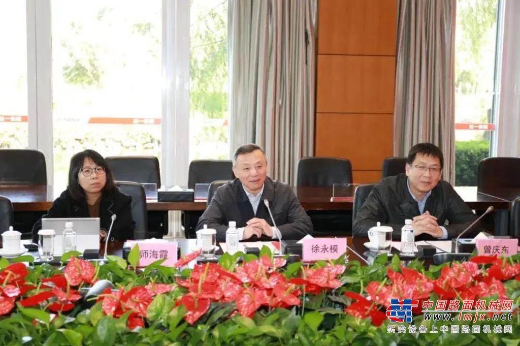 	在企业展厅内，李梁健向协会一行详细介绍了三一集团的创业发展历程及转型举措。李梁健表示，三一自创业以来，始终以“打造三个一流”为己任，成功打造了混凝土装备等全球一流装备。近来年，三一还大力推进国际化和数字化转型，启动了20多座建设“灯塔工厂”建设。