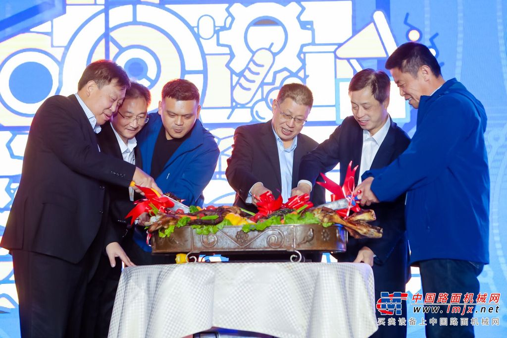 	作为中国民族挖掘机品牌的先行者，柳工挖掘机始终坚持自主创新，不断拼搏进取，持续发展壮大，在28年的发展历程中，一步步地从奠基者的角色转身成为中国挖掘机行业的领军者。