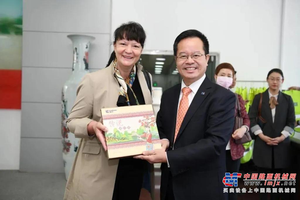 参观中，Clemens von Goetze重点了解并体验了柳工5G遥控智能装载机、生产车间在智能化、流程标准化方面的成就，以及为提高产品质量，在试验、检测设备方面所做的投入。如柳工新研发的核心枢纽，这一核心枢纽致力于混合动力节能技术、中高压液压技术、智能化电控技术、高效节能型传动技术，优于欧盟标准的安全/噪声/振动/可靠性等新技术的研究和产业化，具备中国一流的试验验证设施。