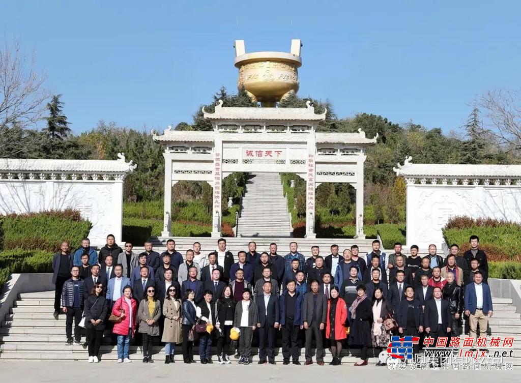 	最后，参观了集团的个生产厂区和生产车间，并在方圆诚信金鼎前合影留念。
