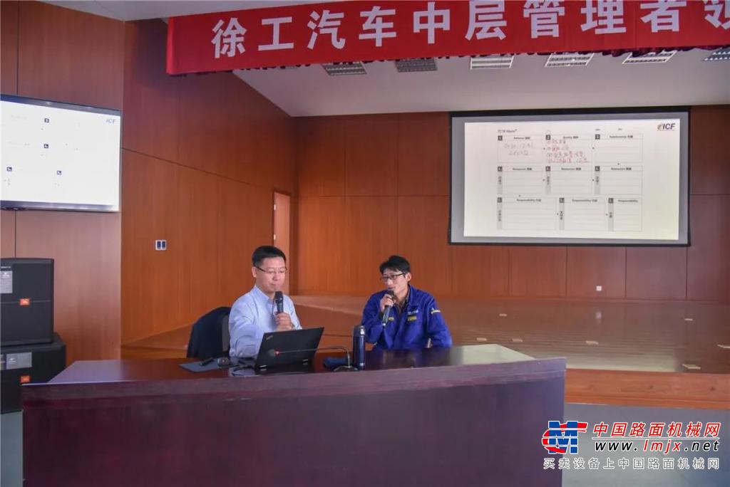 	在最初的静心冥想和肯定练习环节，学员们通过自我反省写下“七步觉察日记”，反复练习“6秒钟呼吸法”，两人一组用语言给予对方行为、品质或身份上的肯定，充分认识到自己的性格长处与短处，学会如何有效管理自己的情绪，意识到在管理与他人关系方面要激发他人的卓越性，要站在对方角度思考问题。