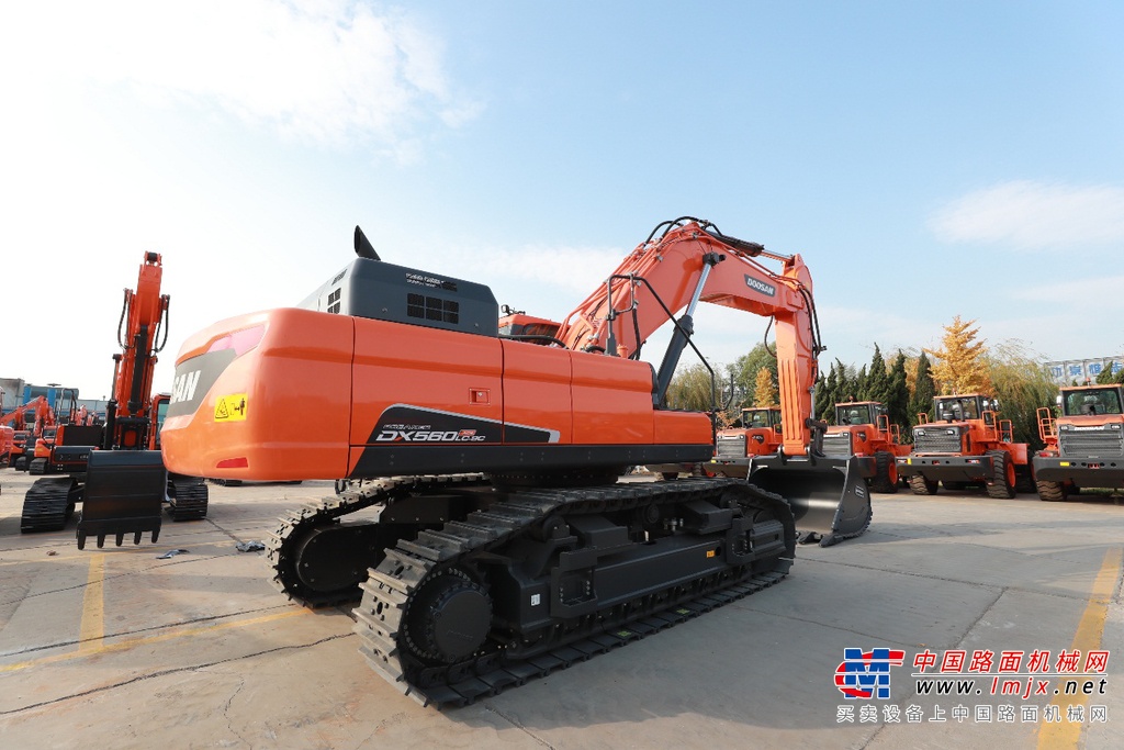 	“破碎鼻祖”DX305LC-9C ACE是斗山家族破碎机型的经典延续之作，破碎典范、超凡迅捷是其“必杀技”，既保留这一系列以往的强劲动力、稳定作业、高效节能等特点，这次全面升级了装车能力，搭载大容量铲斗，装车速度更快，作业效率大大提升，全新出发的 DX305LC-9C ACE尽显矿山典范的无限魅力。