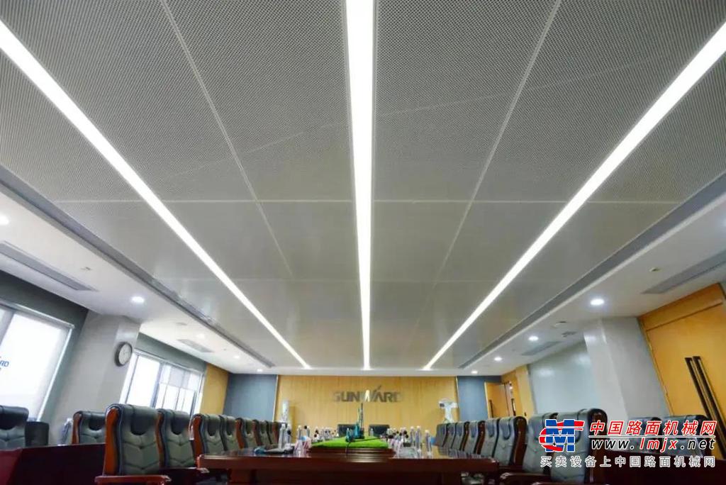 	山河工业城二期新总部基地项目为装配式建筑项目，总建筑面积36361.89平方米，地下1层为现浇钢筋混凝土结构建筑，地上6层为装配式混凝土结构建筑，装配率达到50%。	开工天物，随物赋形。现浇混凝土内坚外美，搭配简约现代的内装修，充分展示了工业建筑清水混凝土的原汁原味。远远观望，山河工业城项目整体造型周正挺拔，端庄大气。正面干挂石材与玻璃幕墙整齐有序，形成纵横鲜明的框线，明亮通透。走进细看，20000平方米涂饰面棱角方正、平整光洁；8000平米矿棉板、铝扣板、石膏板吊顶造型精美，施工精细；各类管线排布整齐，层次清晰、分色标识。