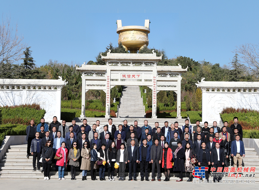 最后，参观了集团的个生产厂区和生产车间，并在方圆诚信金鼎前合影留念。